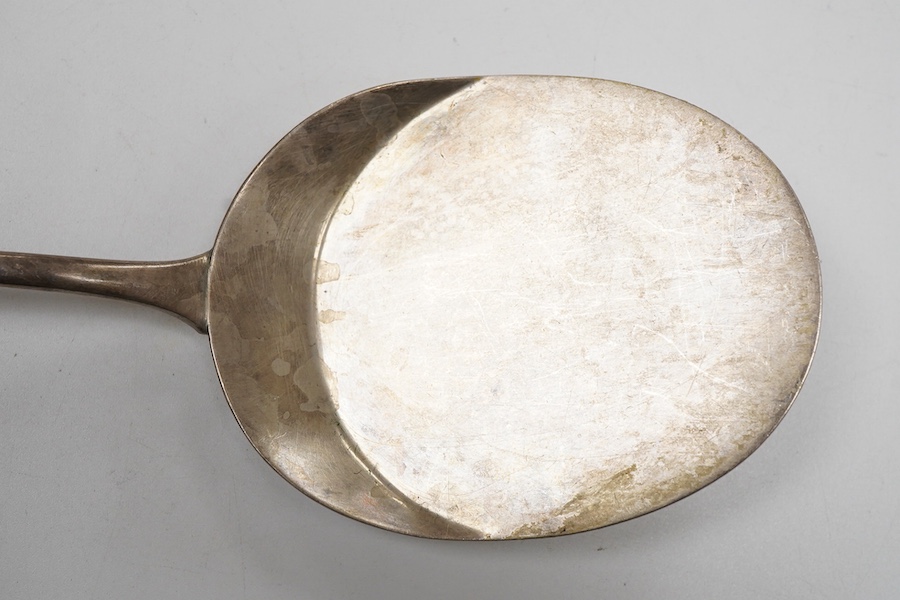 A George V silver cake server by Asprey & Co, London, 1914, 22.7cm, 96 grams.